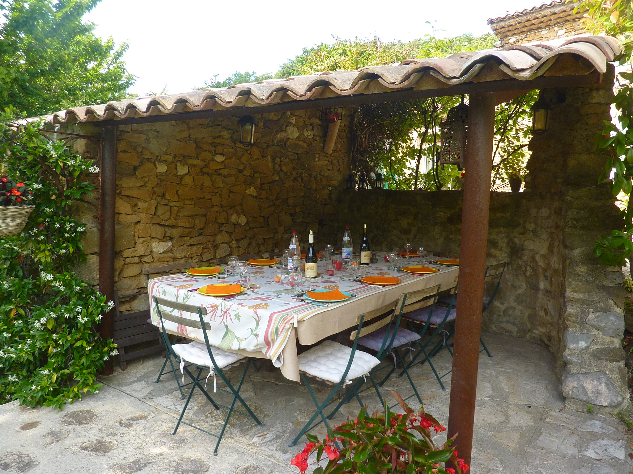 La Pacha - tonnelle et table d'hôtes